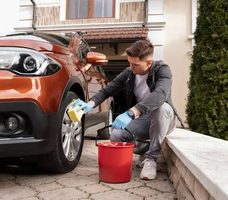 Lavage auto à domicile Flavy-le-Martel : professionnel intervenant sur un véhicule